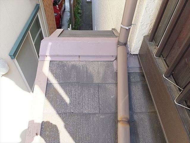 岐阜市で劣化して割れた、防水性のないスレート屋根を点検、カバー工事を提案しました